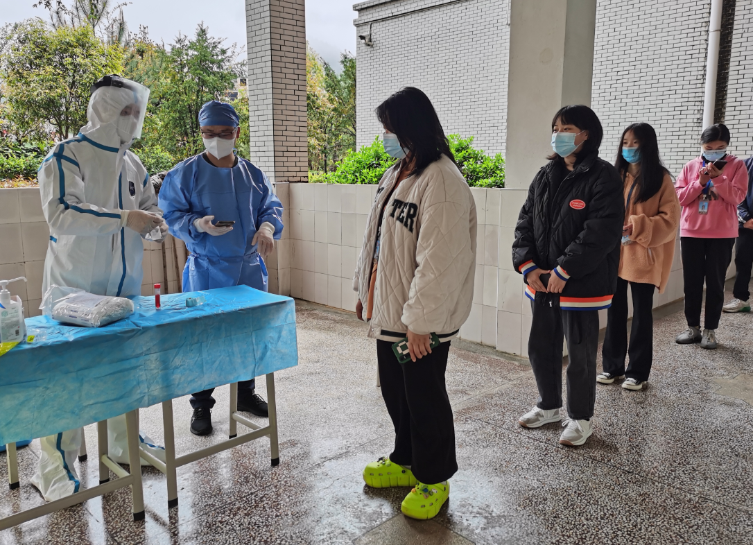 县人民医院：核酸检测进校园，筑牢疫情防控安全线