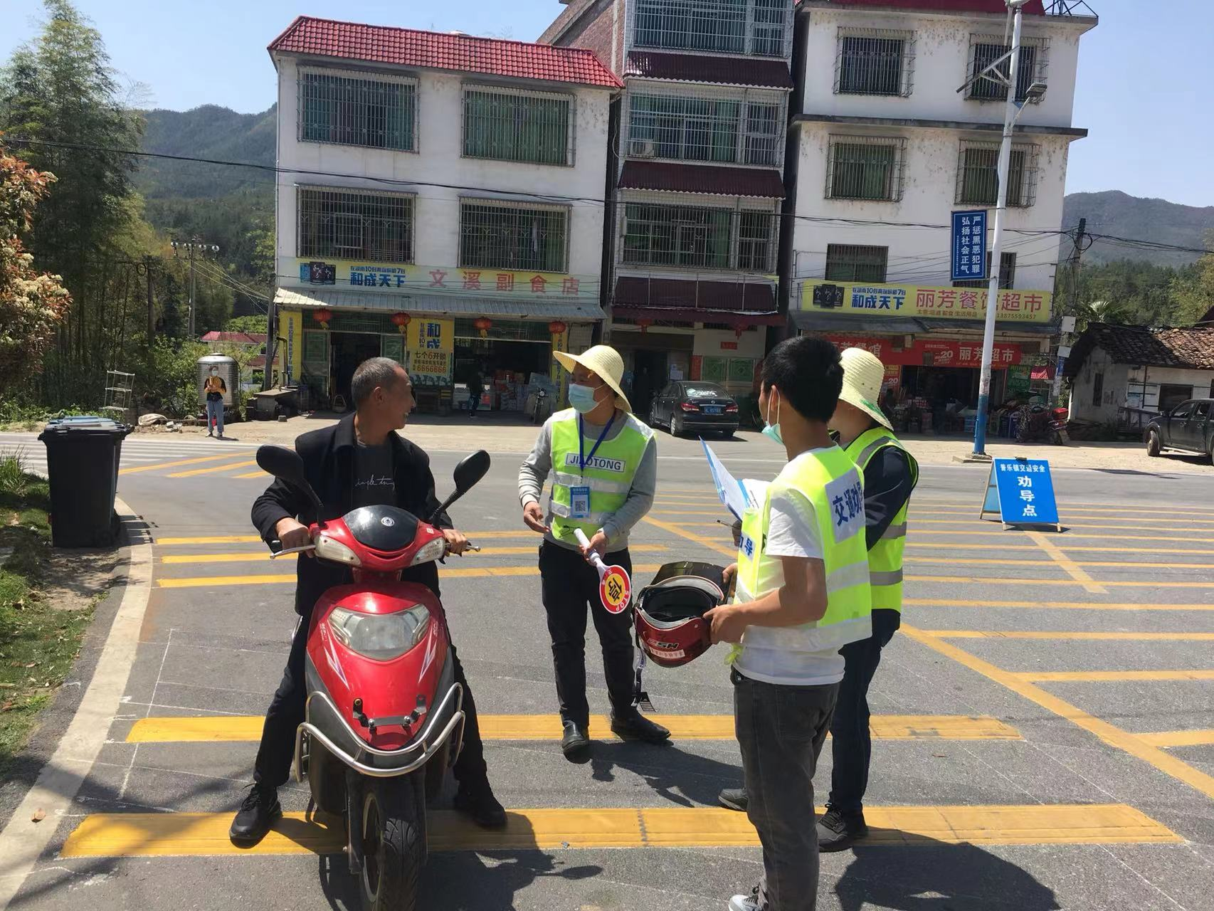 普乐镇：“爱心头盔”保安全 文明出行树新风