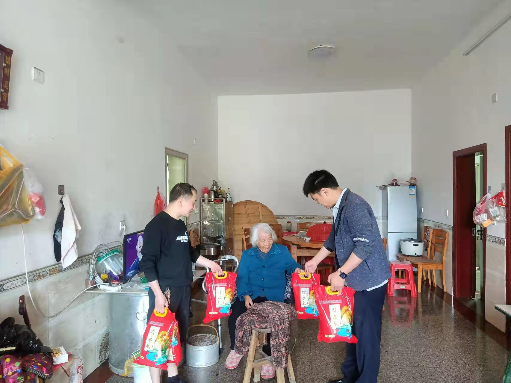 寨前镇牛江村：节前集中走访慰问村中老人