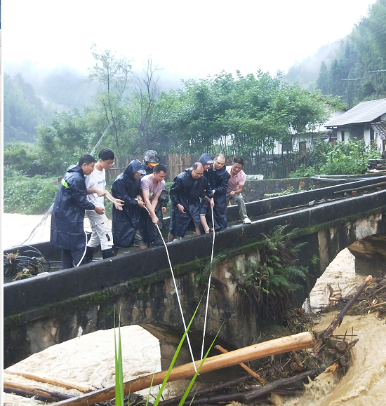 青山乡：汛期有险，迅速抢险，守护一方平安