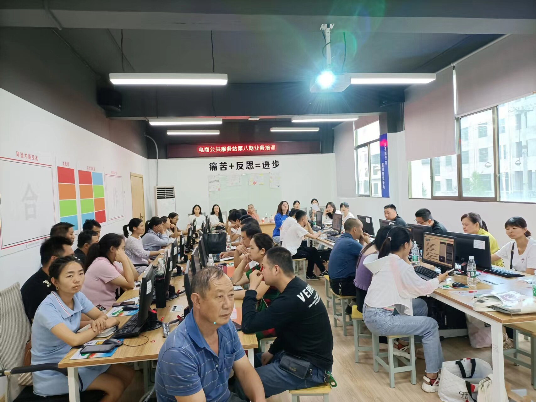桂东电商直播实用技能培训班开班