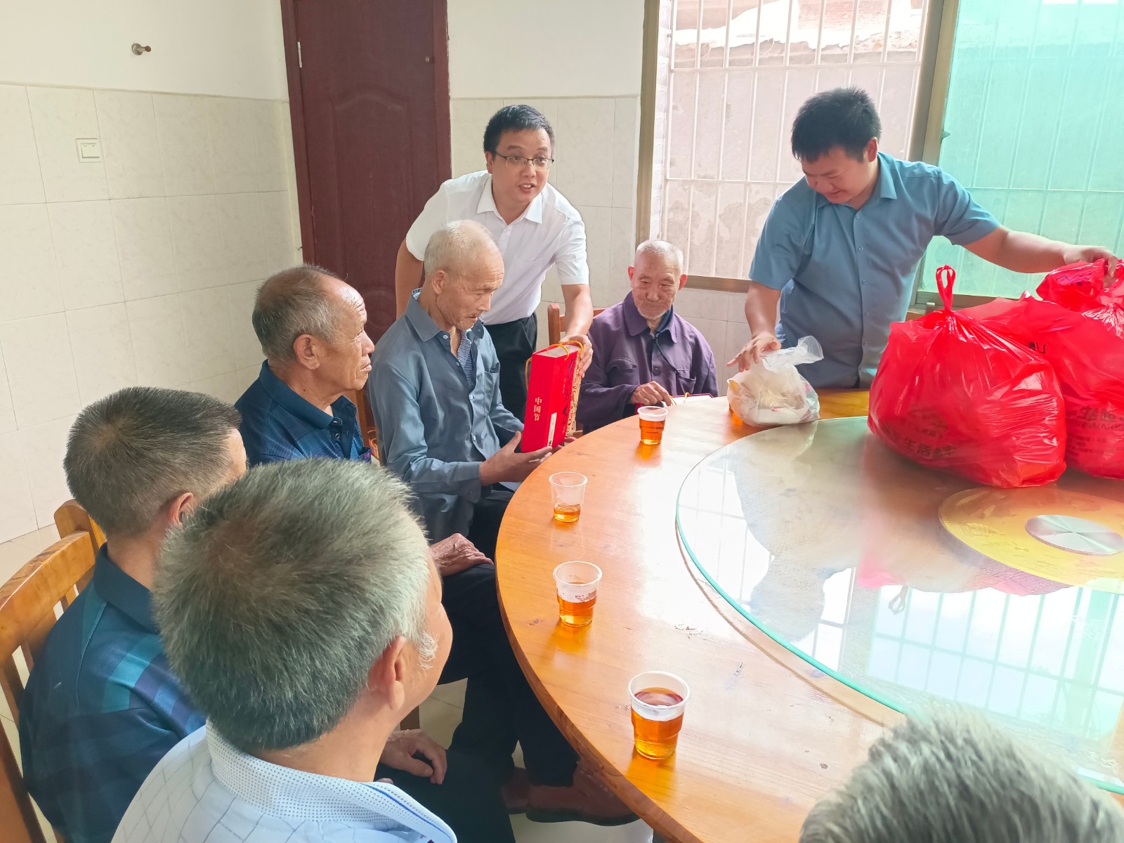 寨前镇：爱在中秋，浓浓情谊温暖老人心