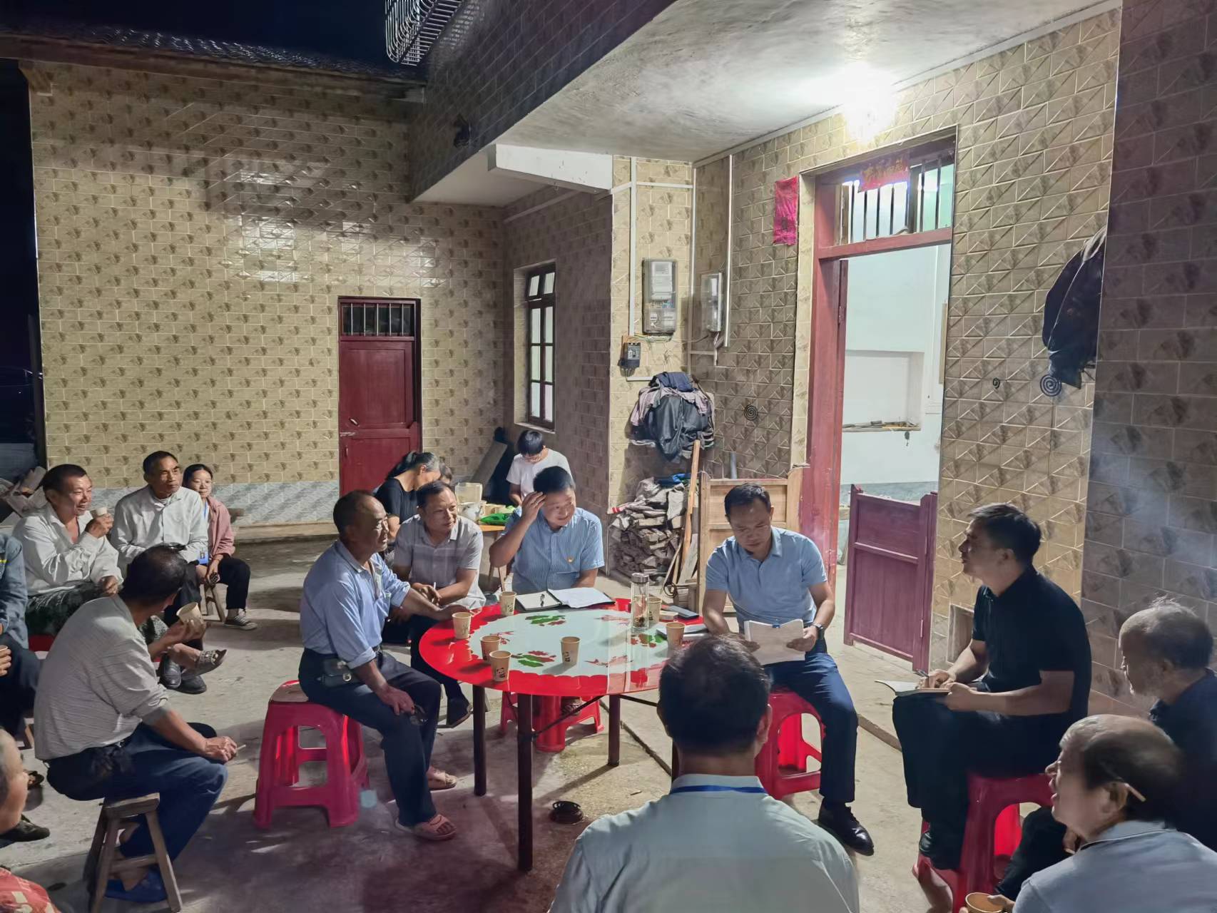 普乐镇齐云山：屋场会上听民情，共话发展暖民心