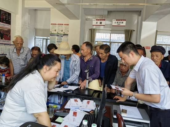 新坊乡：发放优待证 倾情服务暖人心