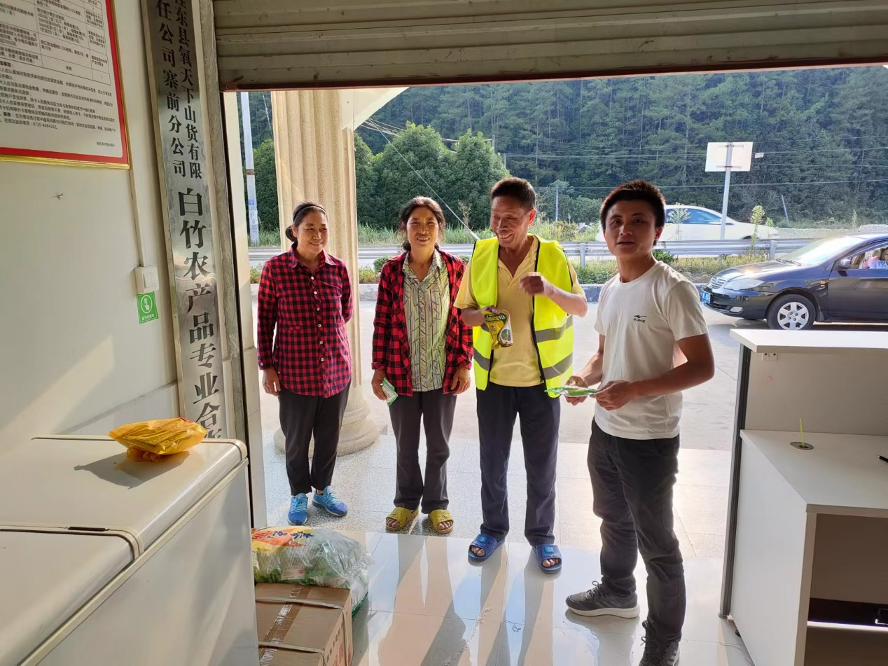 寨前镇白竹村：免费发放油菜籽，助农秋播促丰收