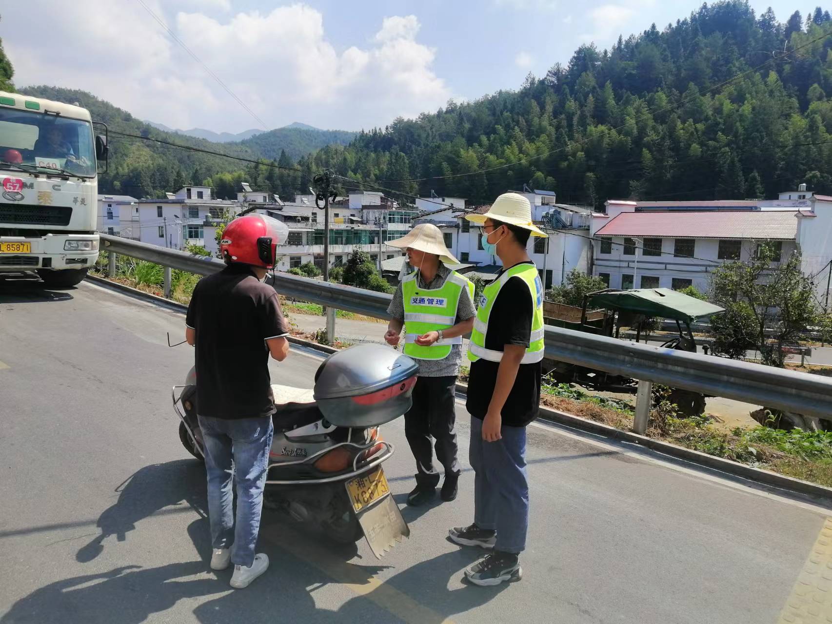 东洛乡全面开展“戴帽工程”专项整治行动
