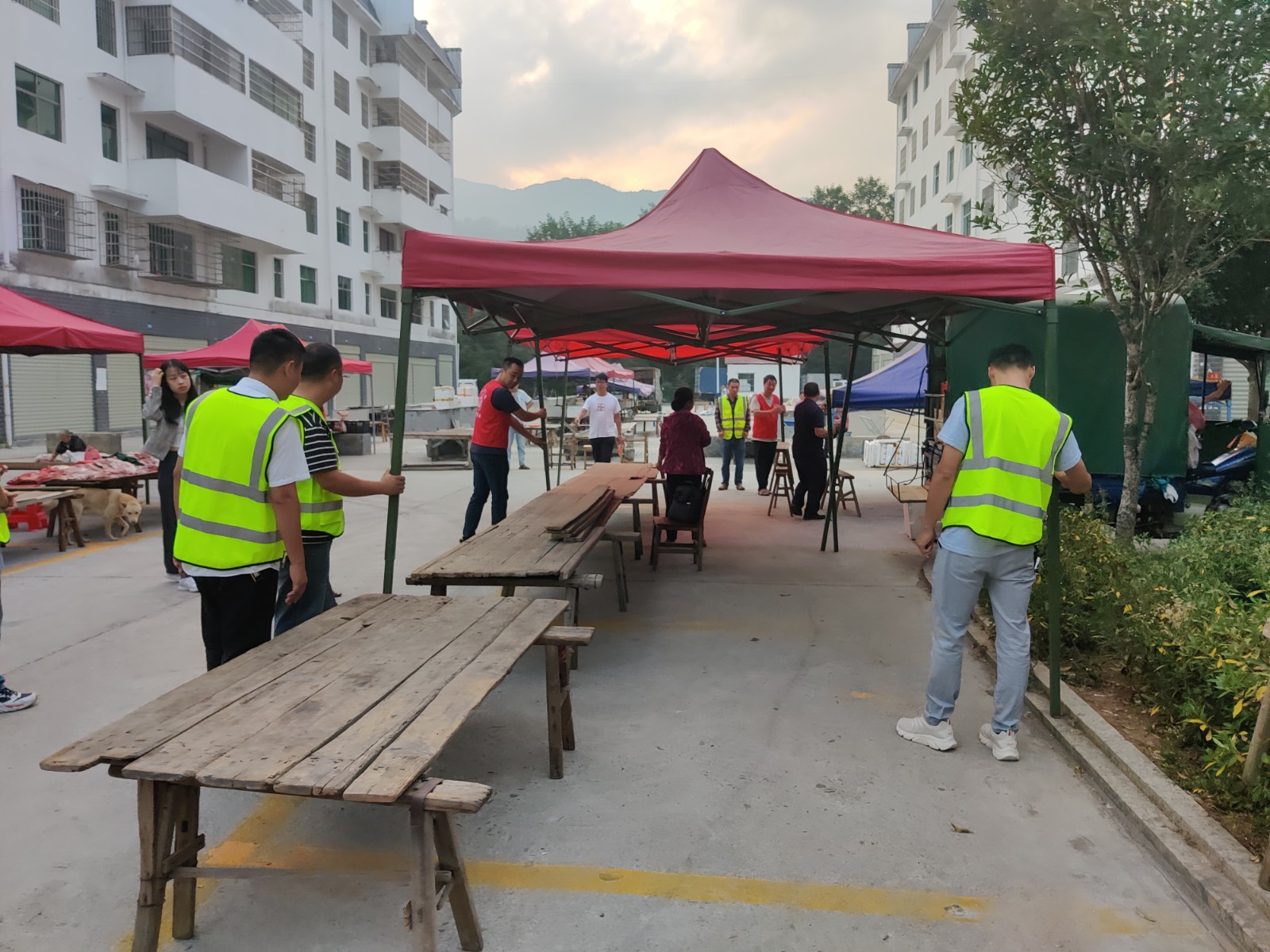 普乐镇：开展市场整治专项行动