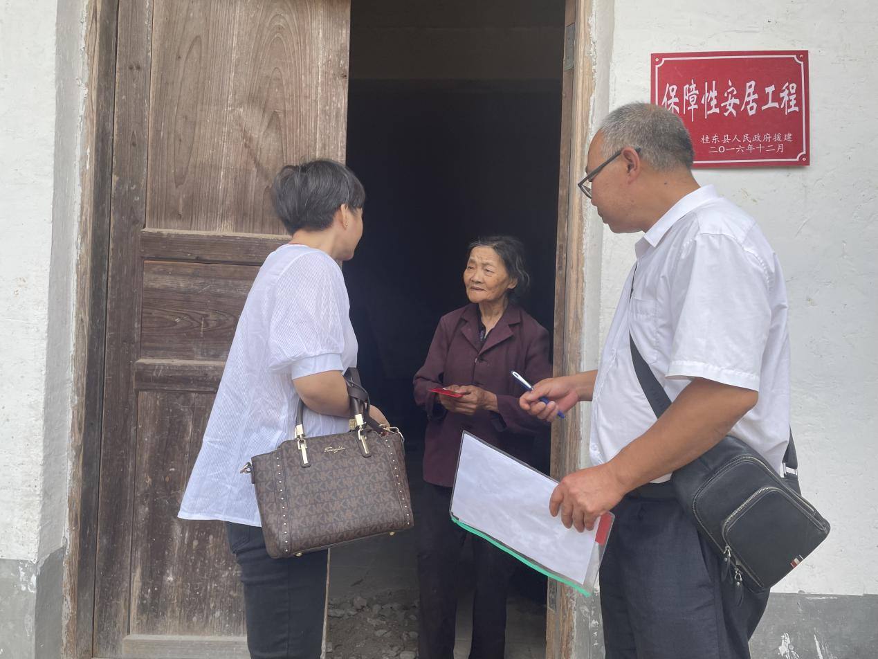 寨前镇：计生协会送真情 佳节慰问暖人心