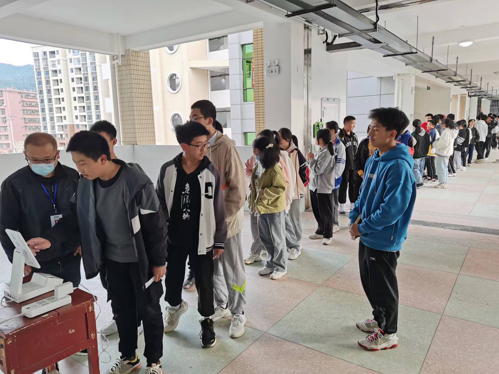 县医保系统：开展医保服务“刷脸办”进学校宣传推广活动