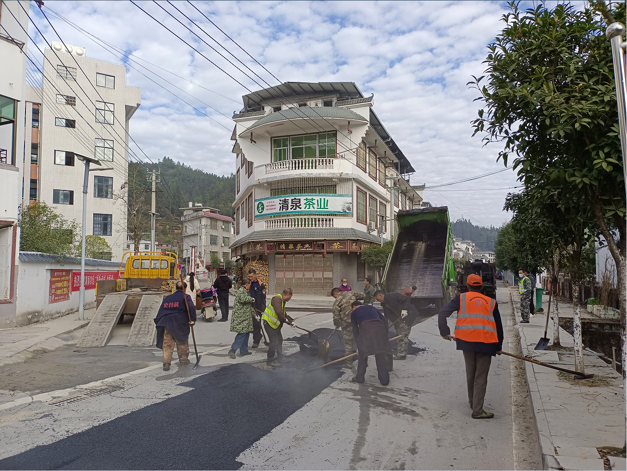 清泉镇：抢抓有利天气推进镇区风貌提质