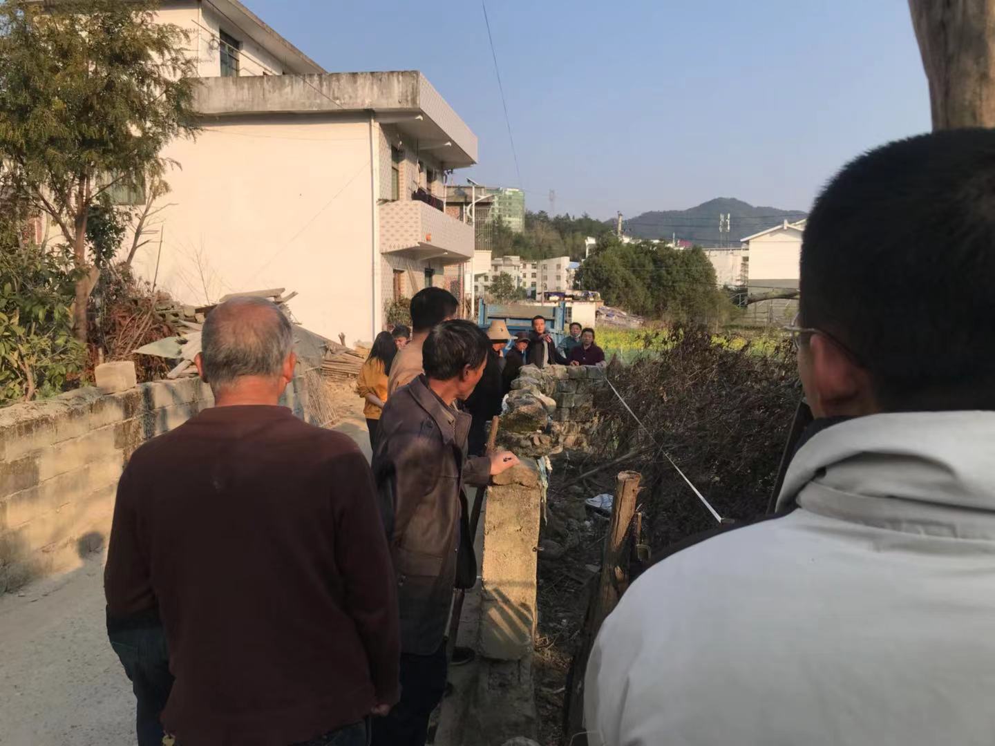 寨前镇水湾村：攻坚克难拆围墙  便民出行受称赞