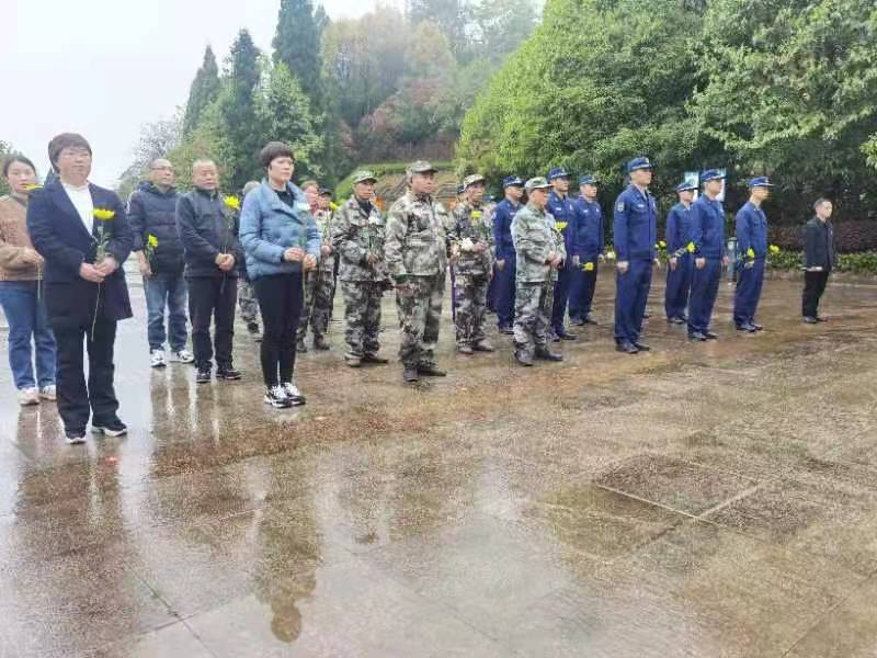 县退役军人事务局：开展清明祭扫烈士活动