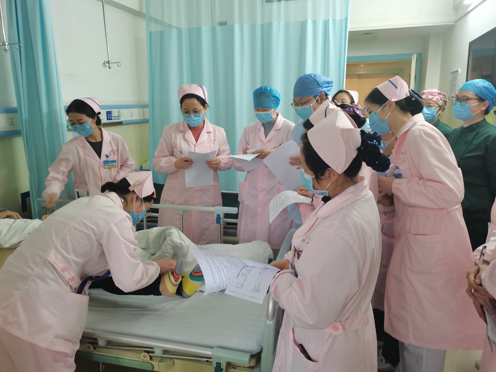 县人民医院举办第一届 “床旁护理业务查房”竞赛