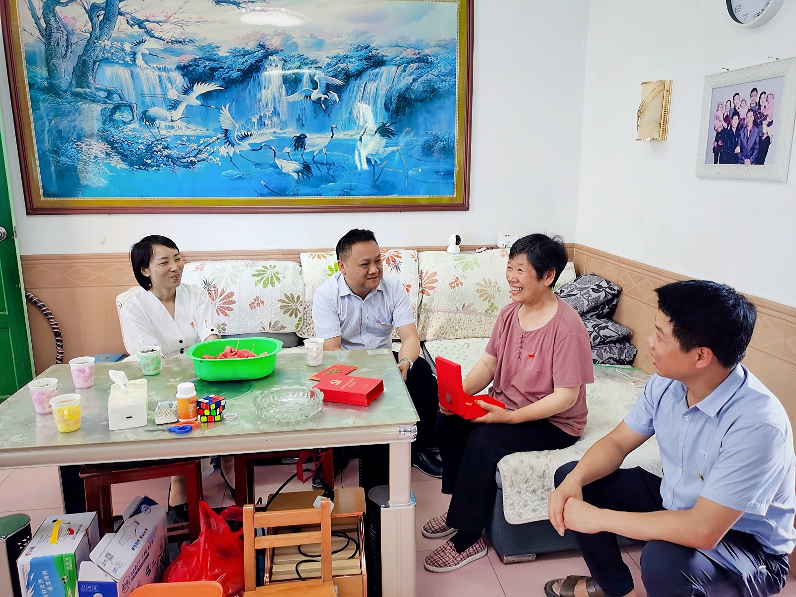 县教育局开展“七一”走访慰问活动