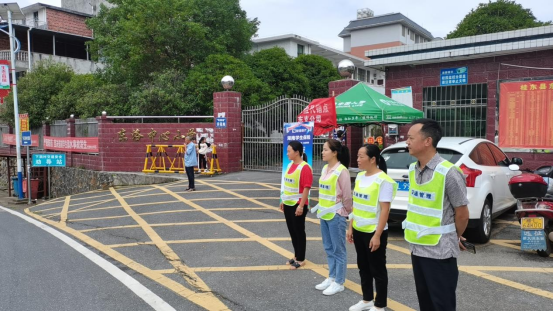 东洛乡：党员干部齐上阵  护航孩子上学路