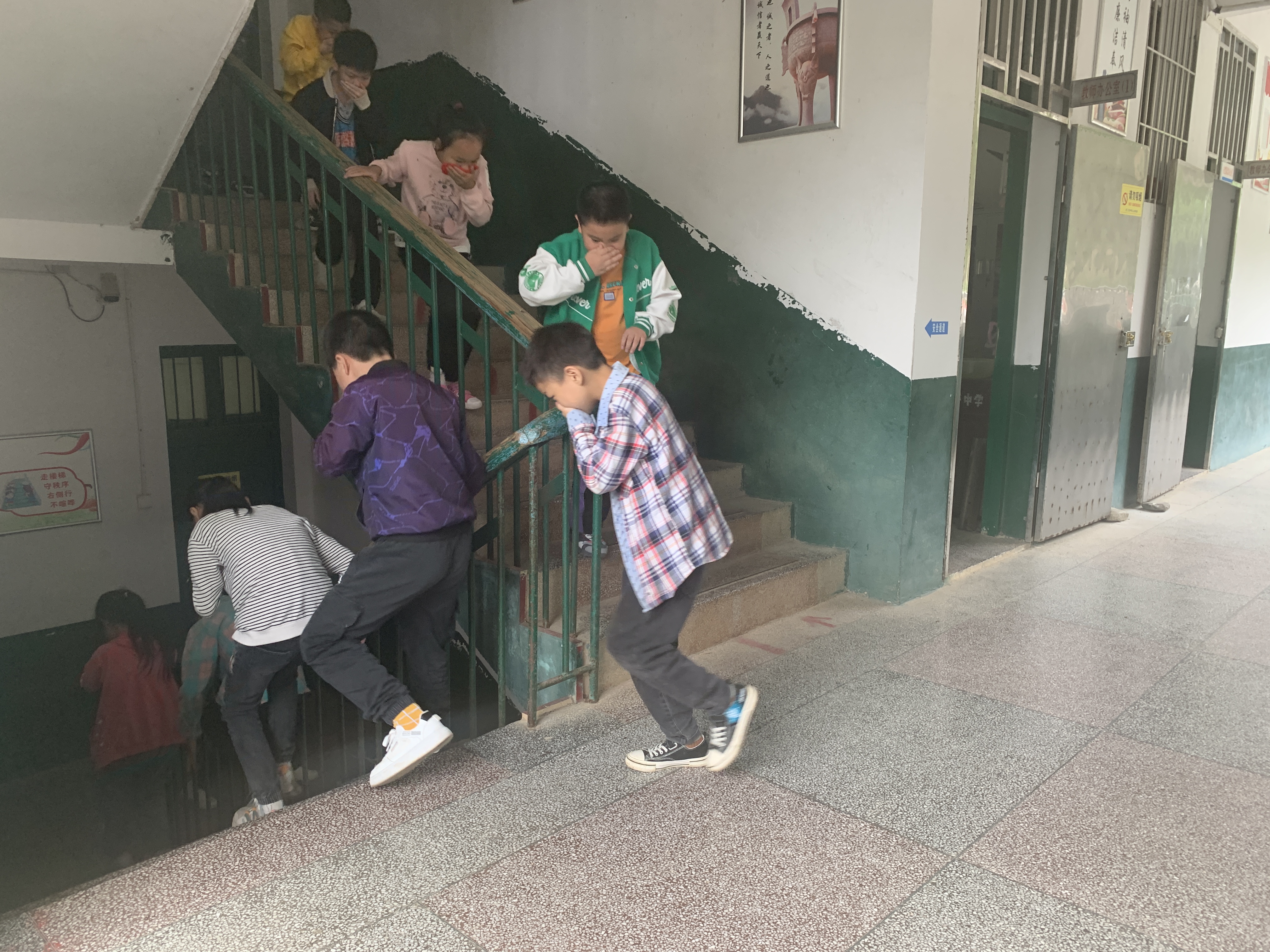 消防应急演练走进三洞学校