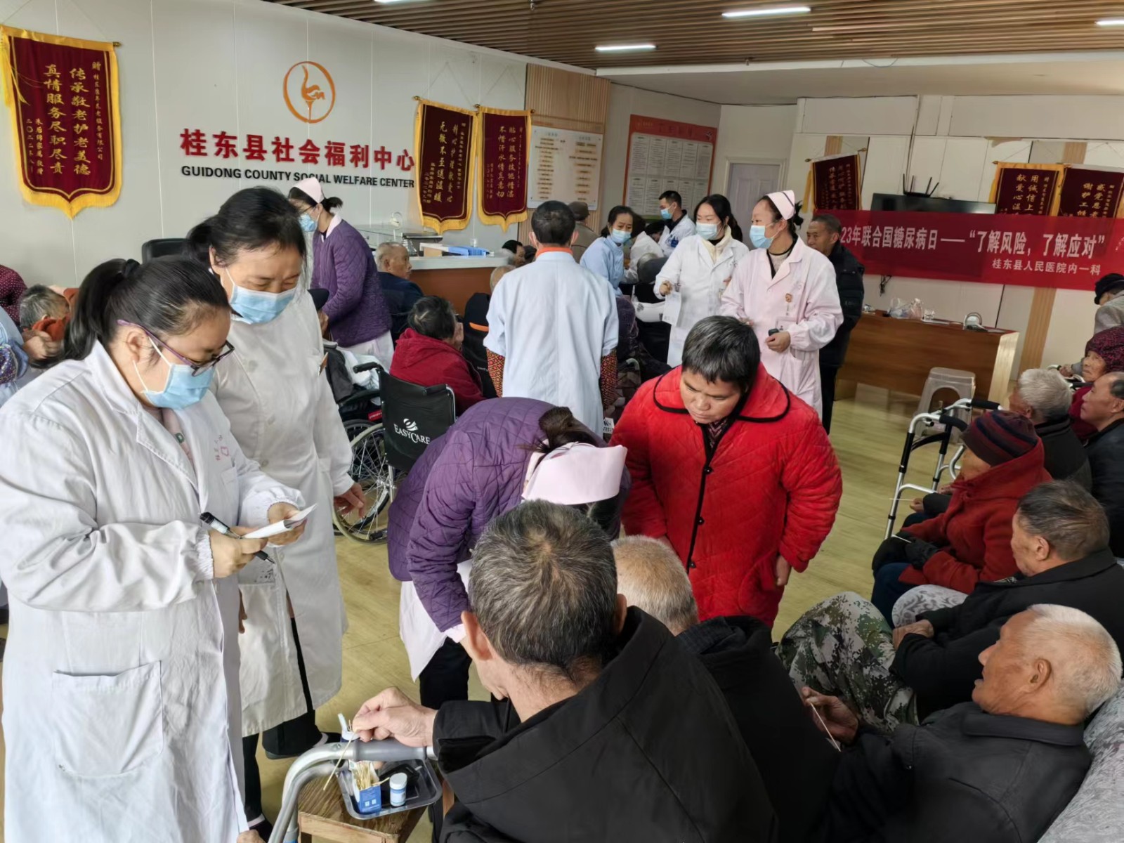 县人民医院开展“糖尿病日”义诊活动