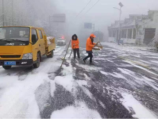 桂东县公路建养中心多举措应对低温雨雪冰冻天气