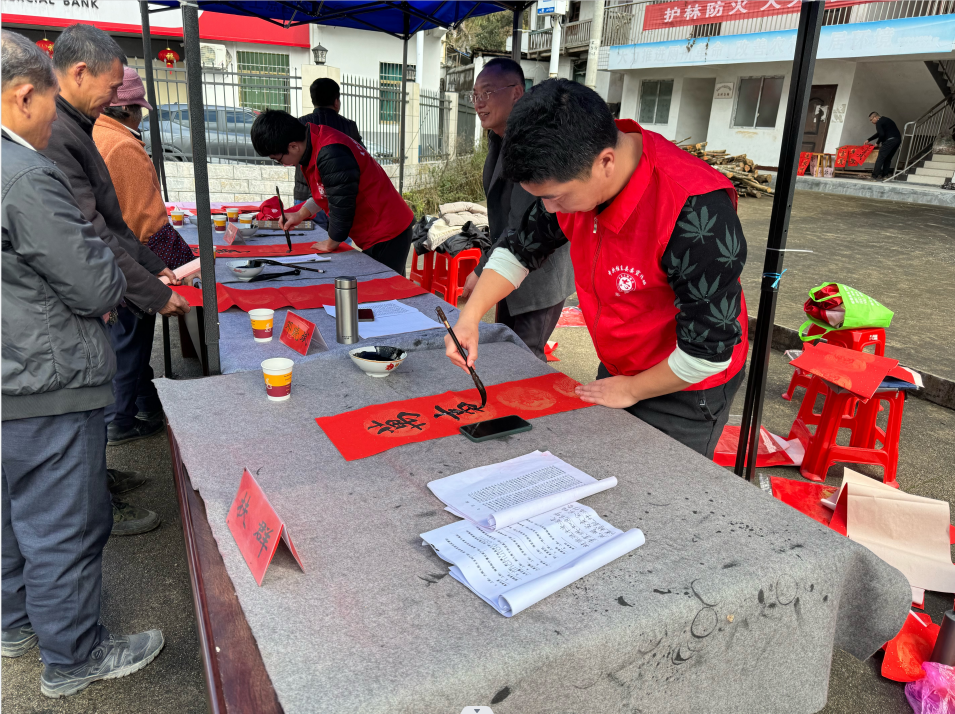 青山乡：喜迎新春送春联 欢度佳节共团圆