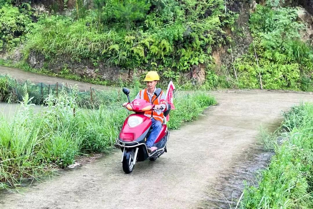 新坊乡：龙溪瀑布美  村务员的坚守更美