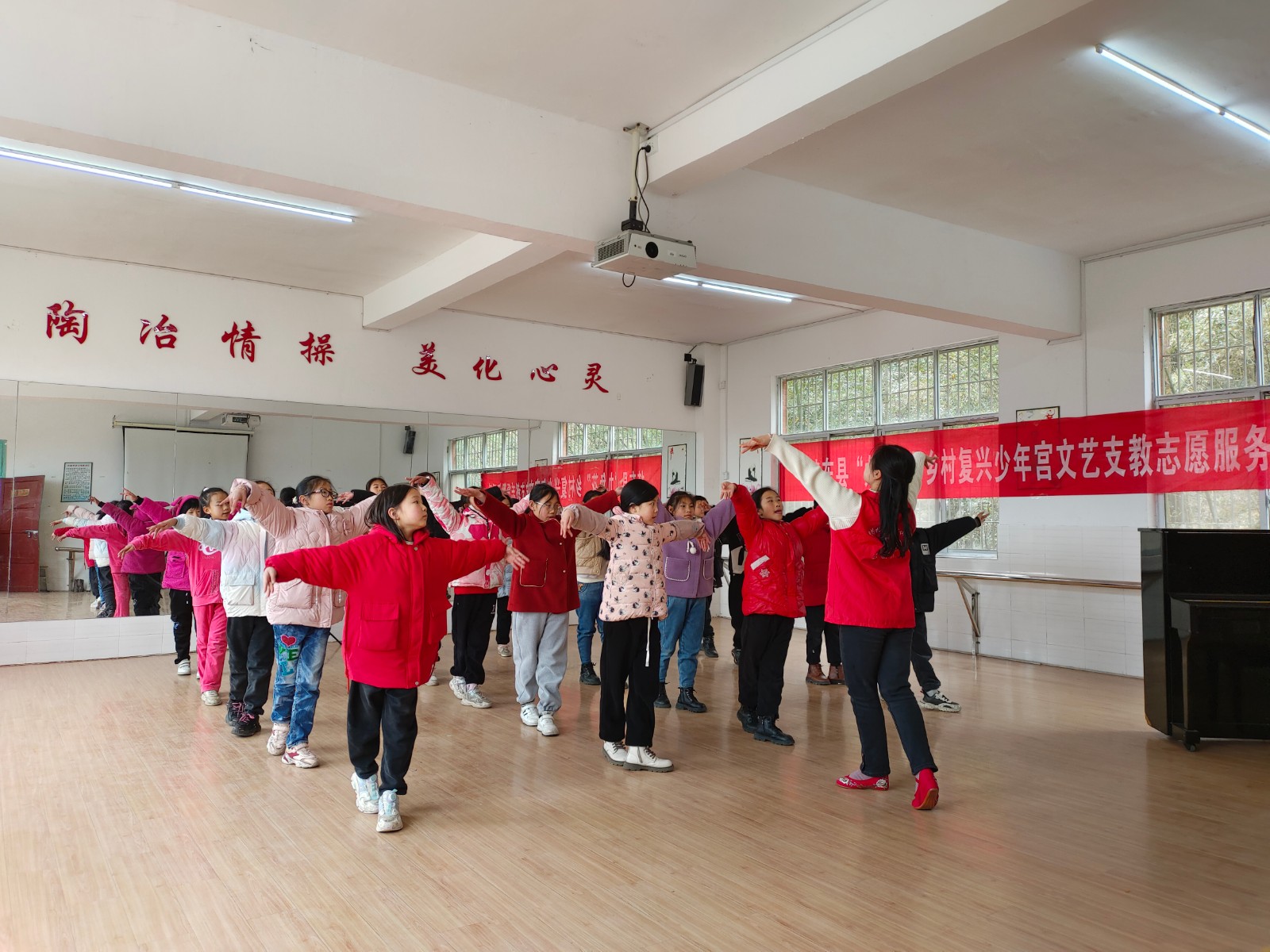 桂东：“九色花”志愿活动助力乡村学生点亮艺术梦