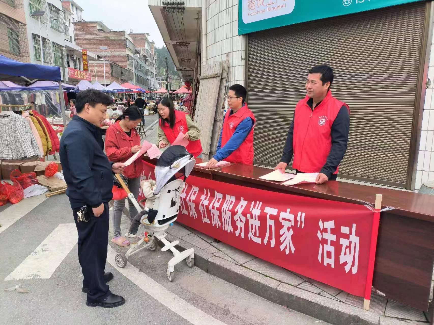 新坊乡：当好政策“宣传员” 做好解忧“服务员”