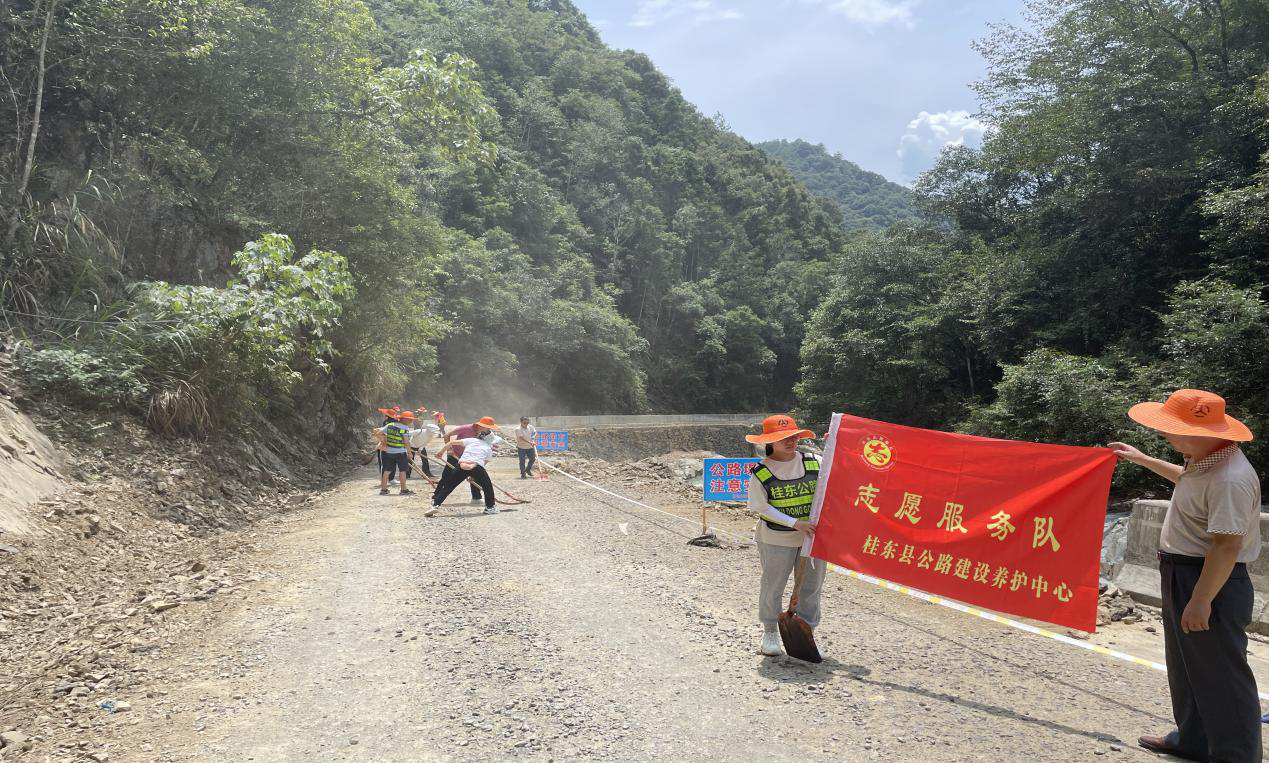 桂东县公路建养中心全员参与清障排险  确保X005线安全通畅