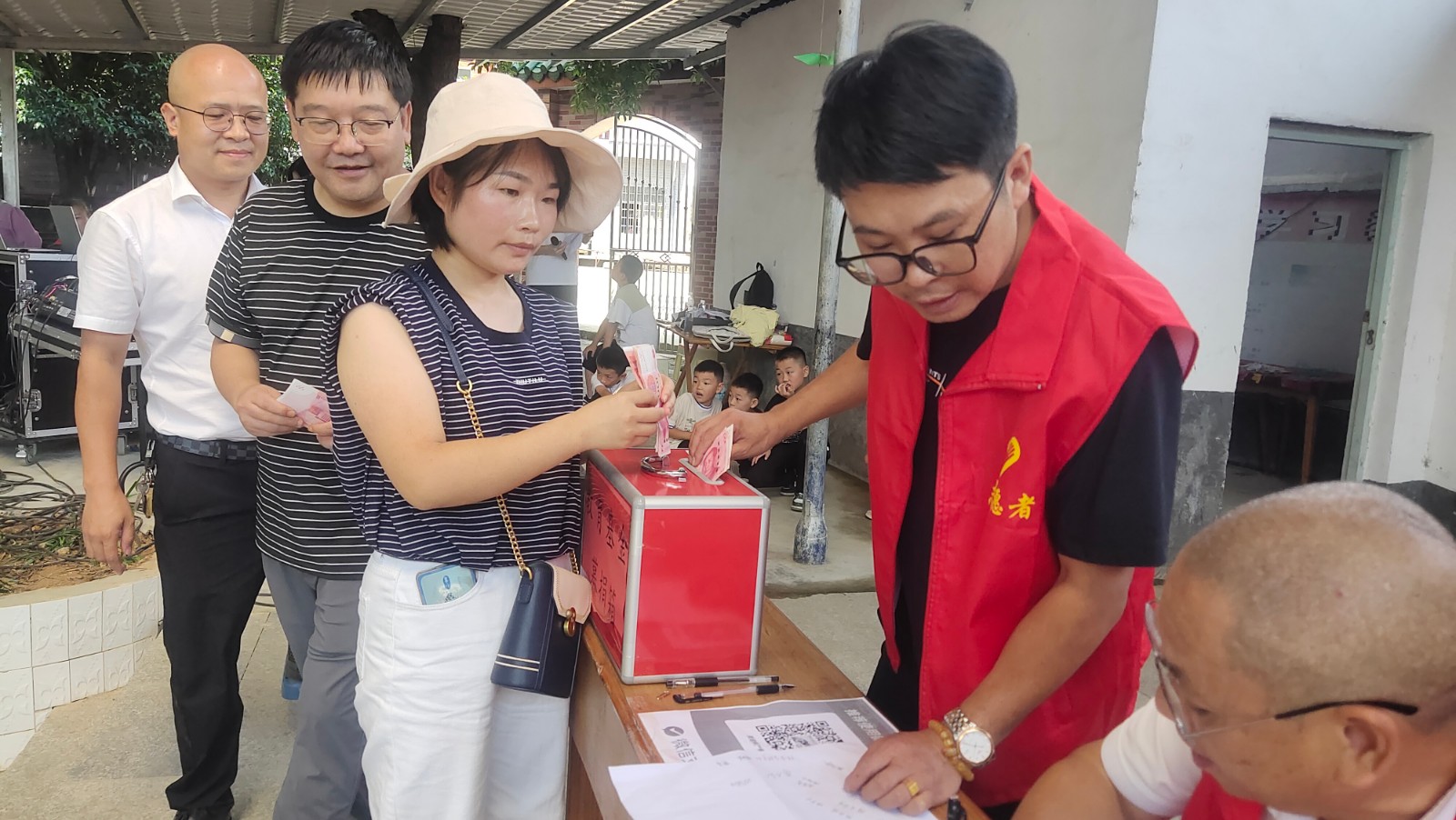 寨前流源：教育助学  情满桑梓