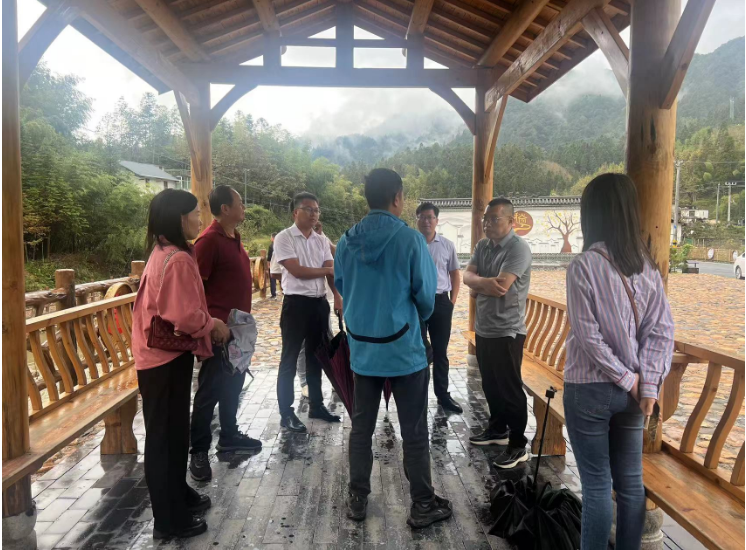上犹县政协到桂东秋里村考察民宿产业发展工作