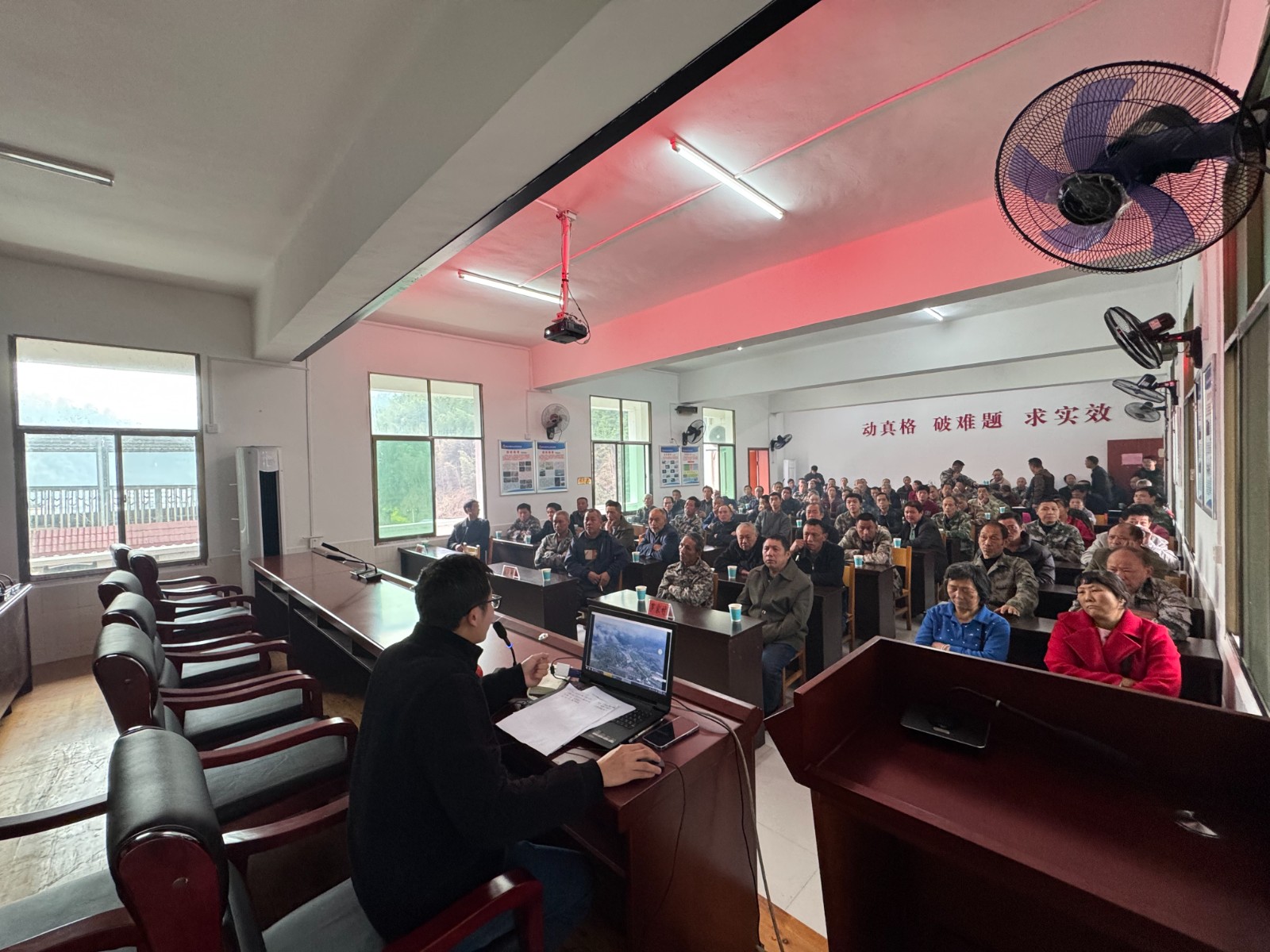 青山乡：筑牢安全防线 守护一方家园