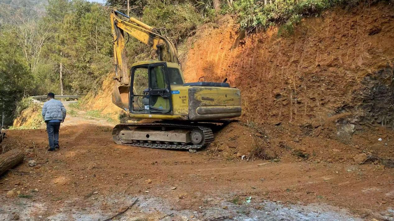 寨前流源：村民齐心修路 拓宽致富大道