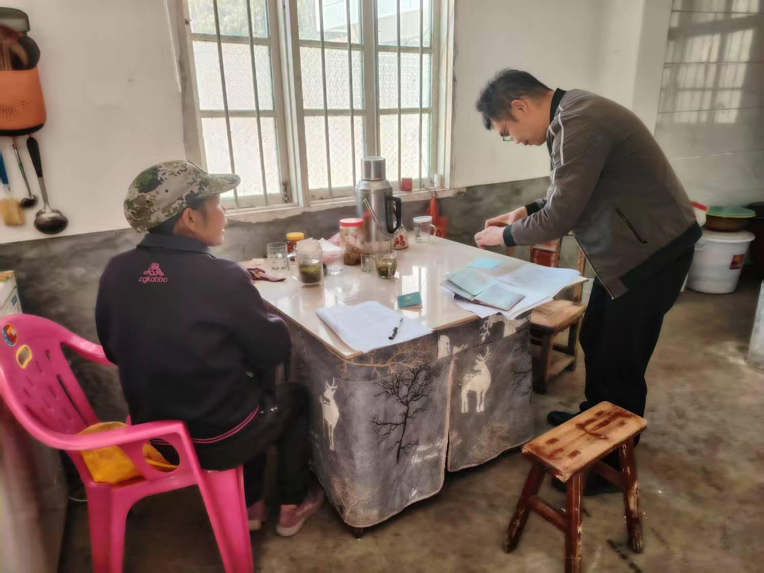 新坊乡：倾心走访察民情 民政年审解民忧
