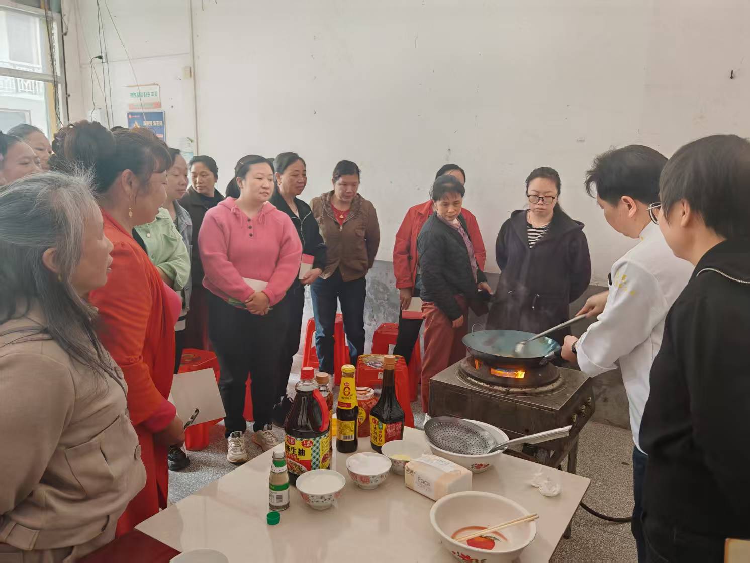 寨前镇：培训增技能  美食传温情