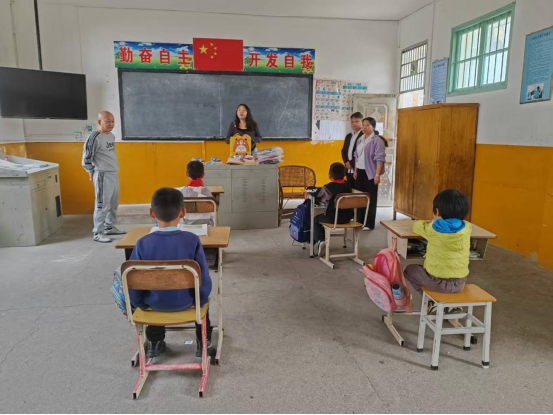 爱心人士向寨前水湾小学师生捐赠“六一”礼物