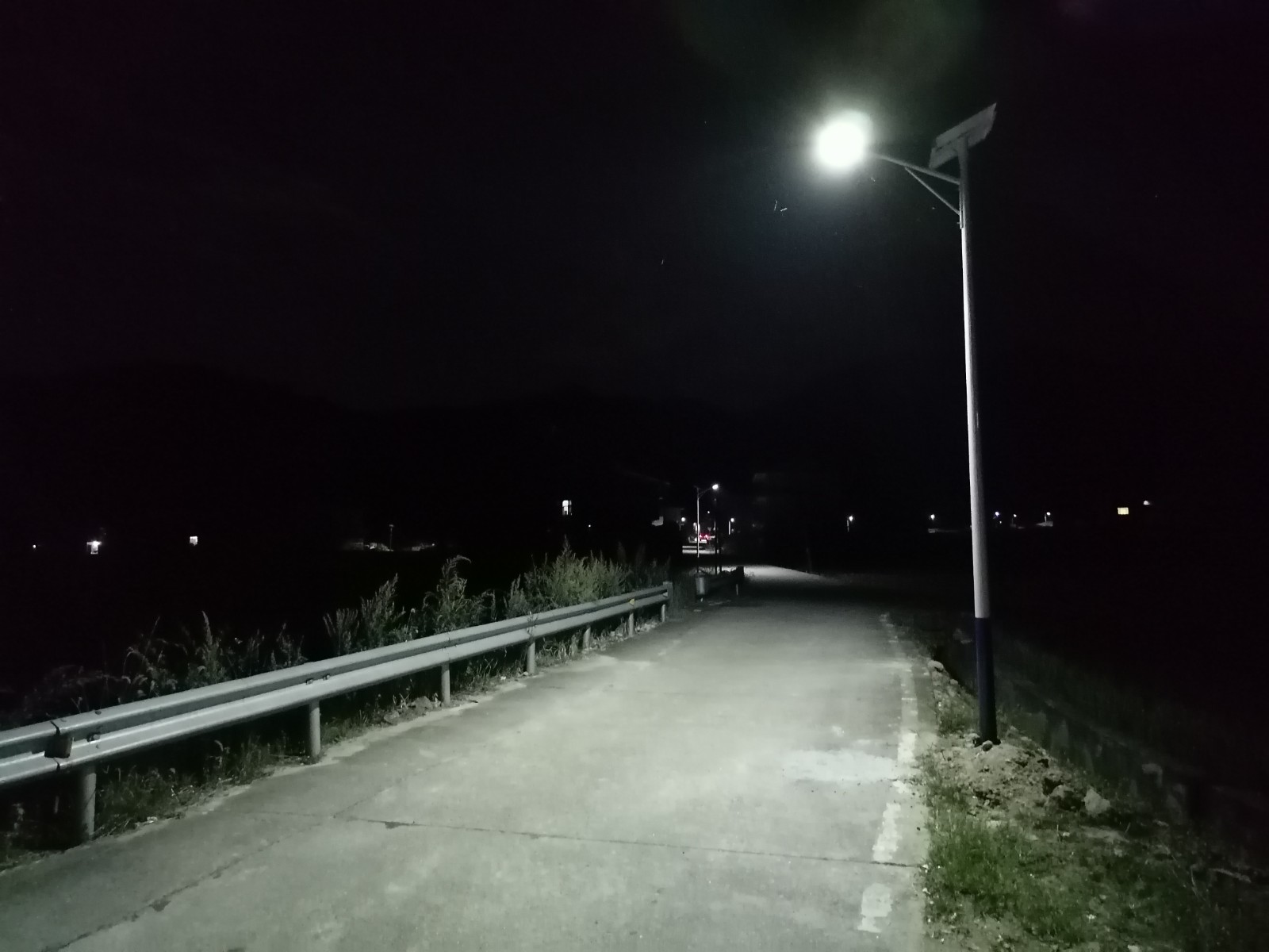 清泉庄川：驻村工作队助力路灯安装暖民心