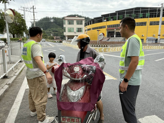 清泉镇：守护集镇“烟火气”  奏响交通“平安曲”