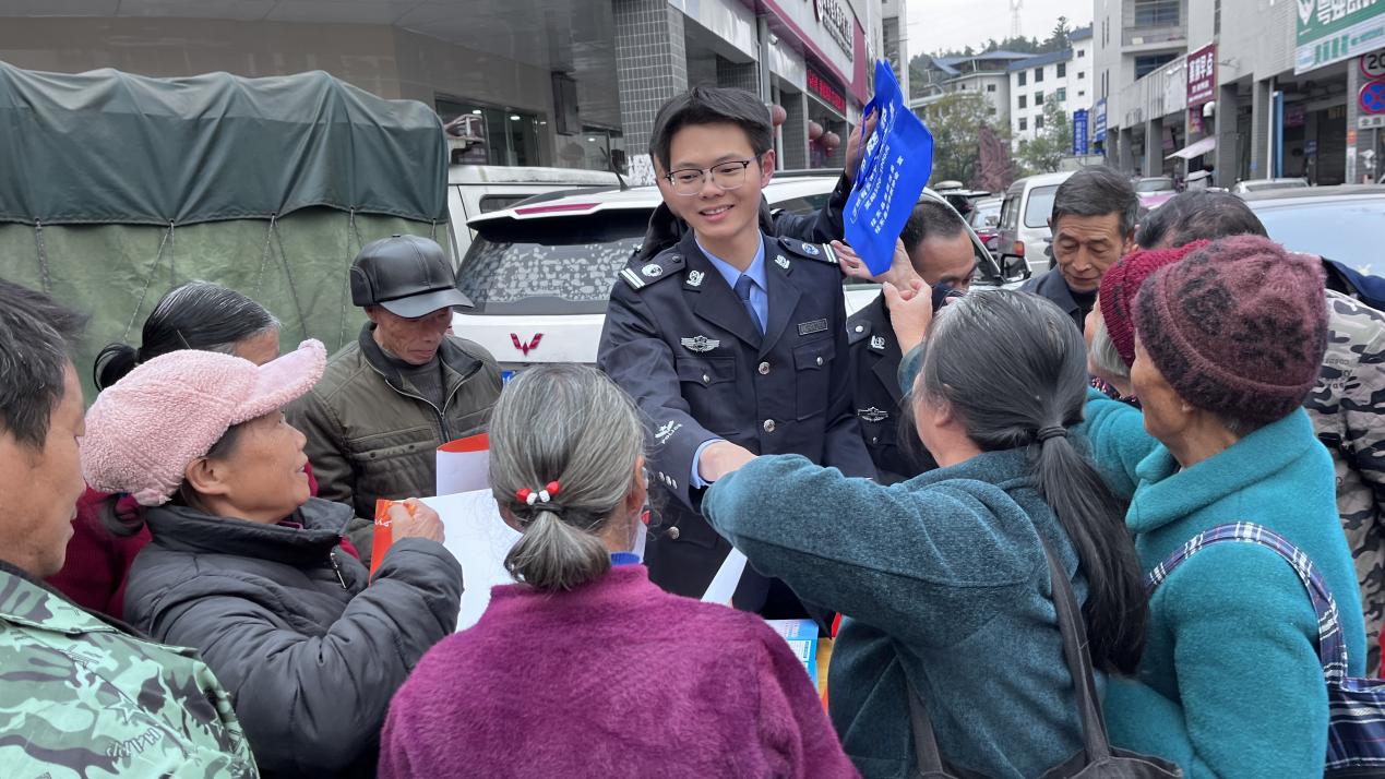 寨前镇：普法“赶大集”  法治暖民心