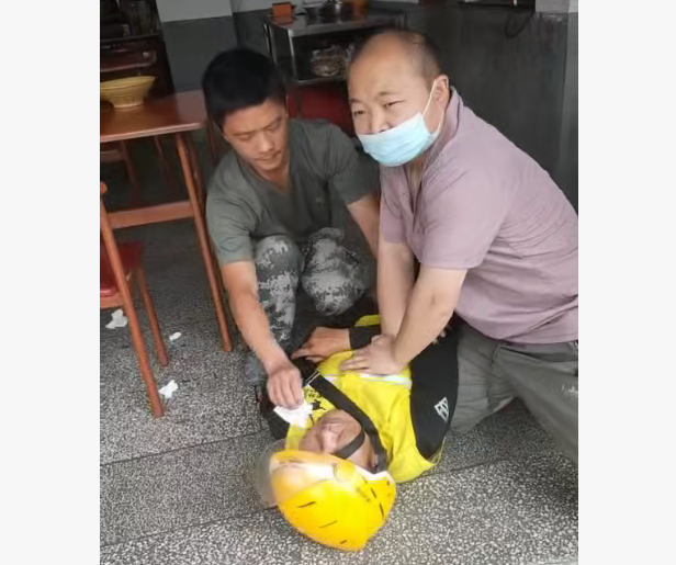 沤江镇群众合力紧急救助倒地外卖小哥