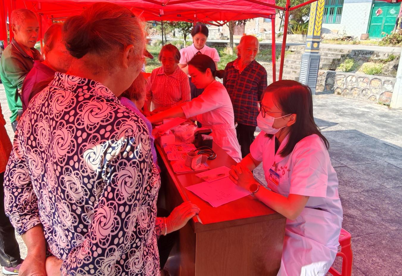 县卫健局：健康科普进乡村 暖心义诊惠民生