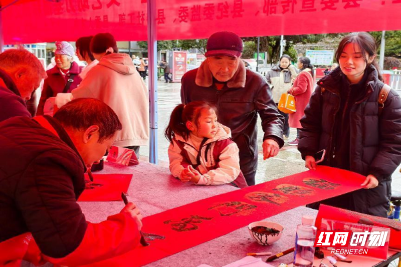 桂东县：墨香传情年味浓